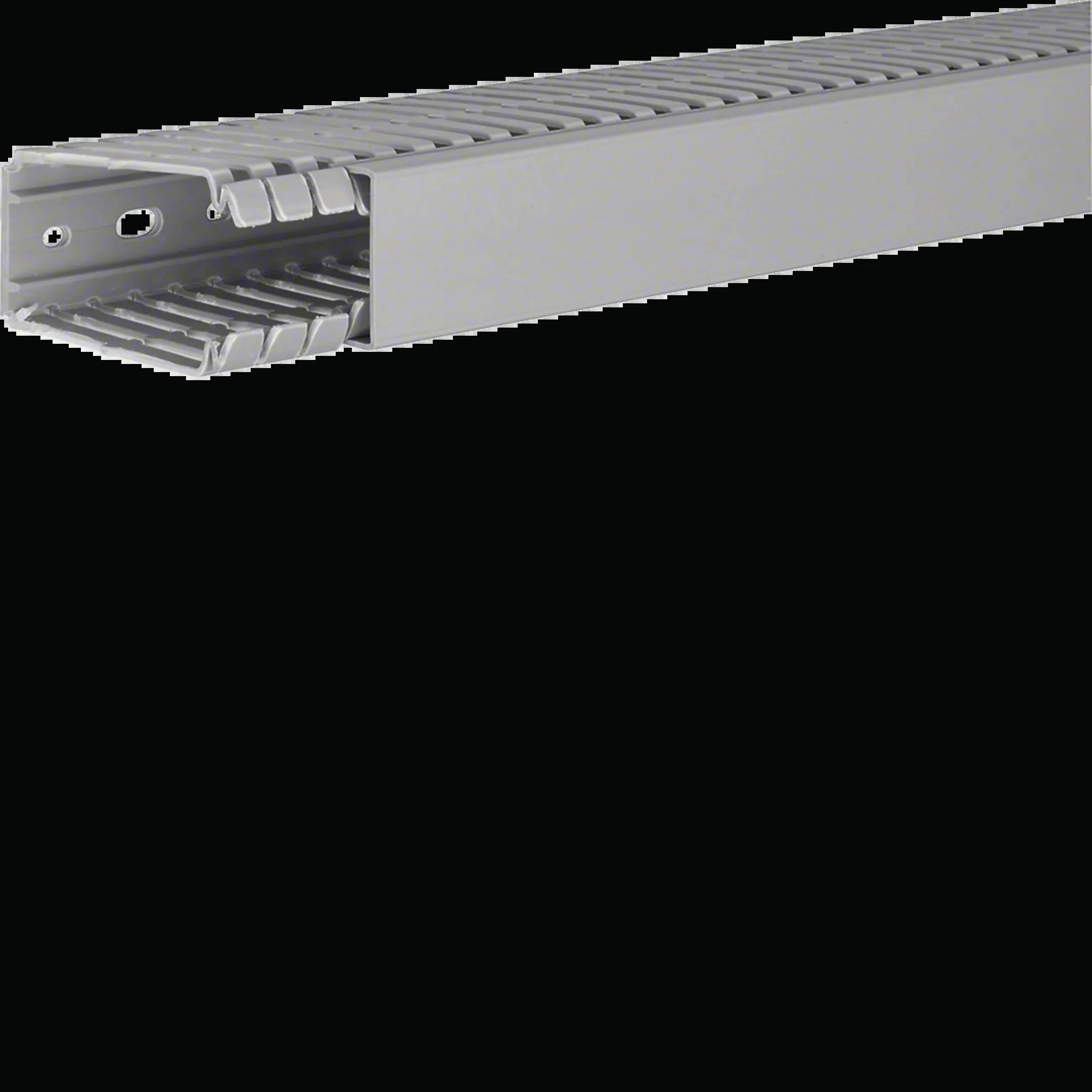 Graues Kabelkanalsystem mit Belüftungsschlitzen zur Kabelorganisation und -schuzt in technischen Umgebungen.