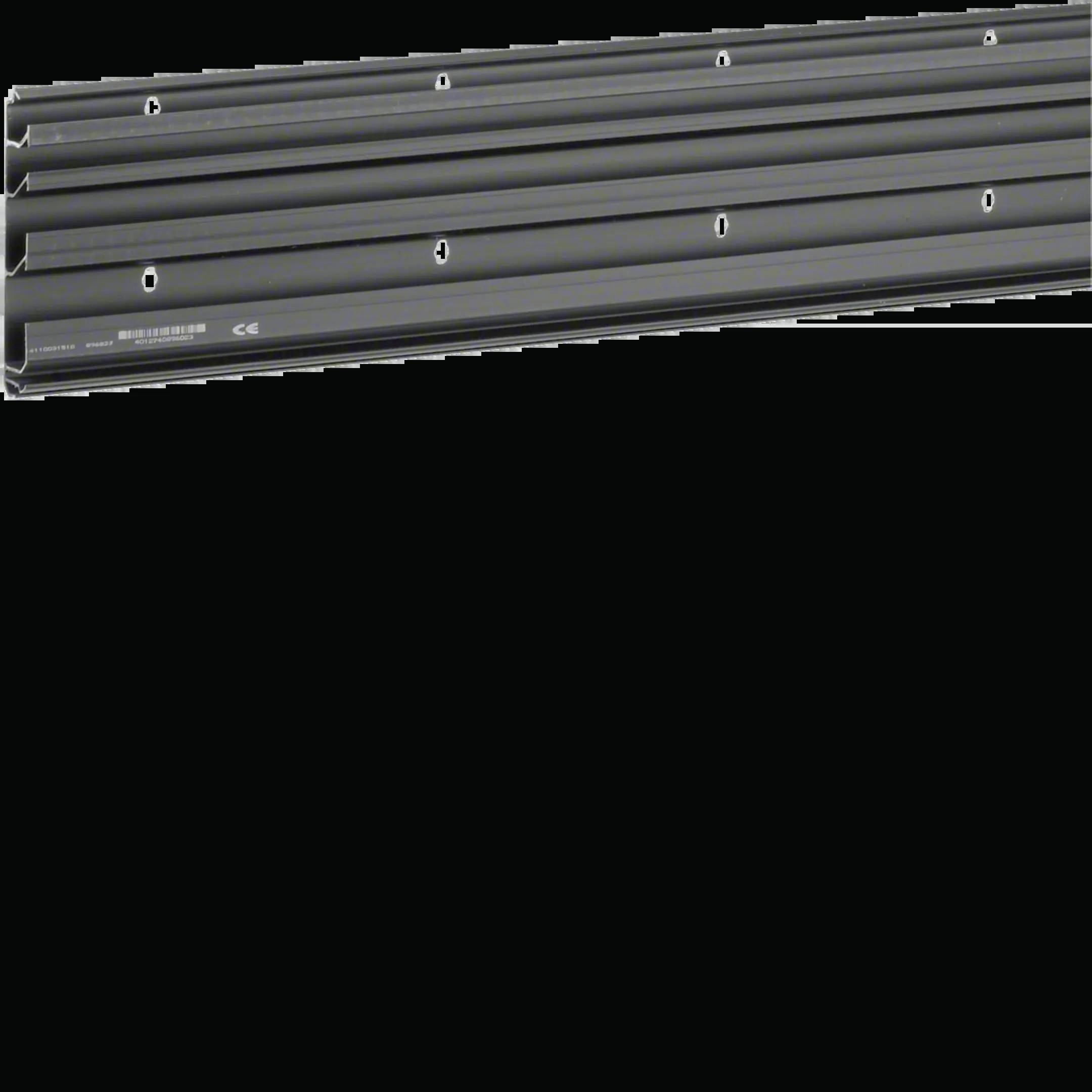 Vier graue Aluminiumprofile, die parallel horizontal gestapelt sind, jedes mit mehreren gleichmäßigen runden Löchern.