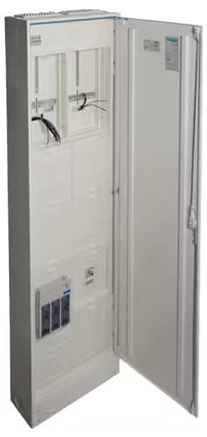Ein geöffneter Elektroverteilerkasten mit sichtbaren Kabeln und Schaltkreisen, bereit zur Installation oder Wartung.