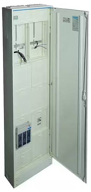Ein geöffneter Schaltschrank mit sichtbaren Kabeln. Hauptsächlich für elektrische Installationen und Verdrahtungen konzipiert.