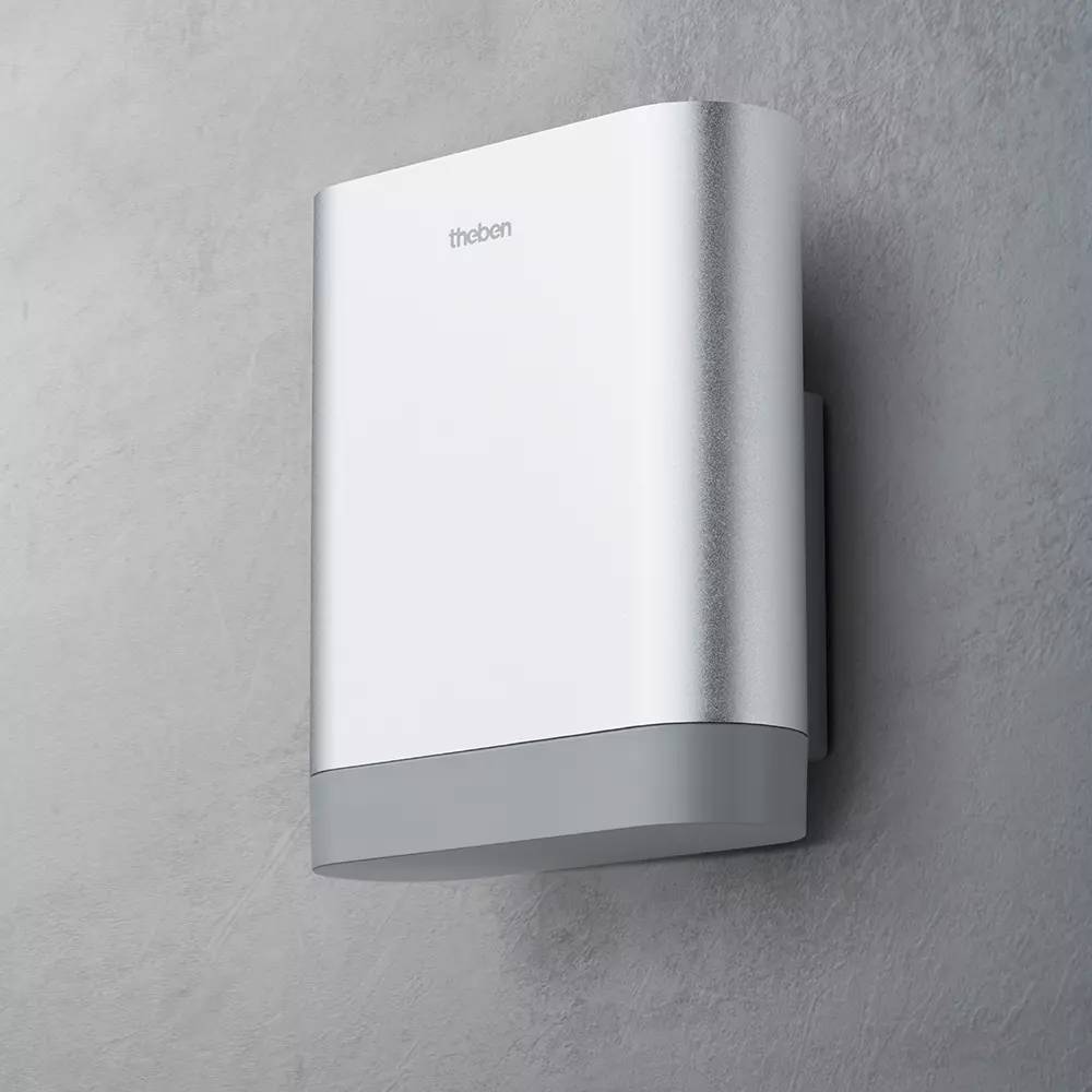 Ein moderner, weißer Wandsensor mit grauen Akzenten, montiert an einer grauen Wand.