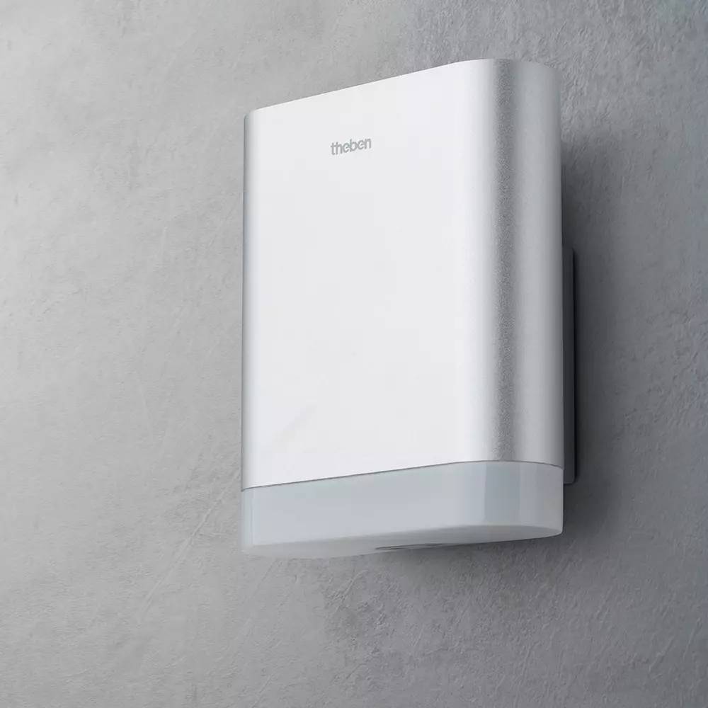 Wandmontiertes, modernes Luftqualitätsmessgerät mit einer glänzenden weißen Oberfläche, geeignet für Innenanwendungen.