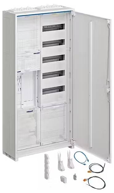 Ein geöffneter Schaltschrank mit mehreren Regalen und Ablagen. Daneben liegen Kabel und elektrisches Zubehör.