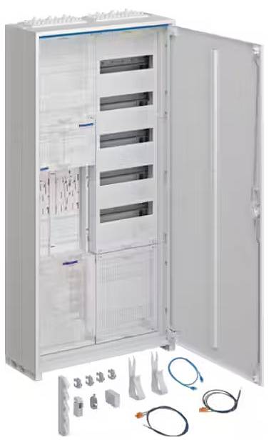 Ein geöffneter Schrank mit mehreren Fächern, Steckplätzen und beiliegendem Zubehör, einschließlich Kabel und Montageelemente.