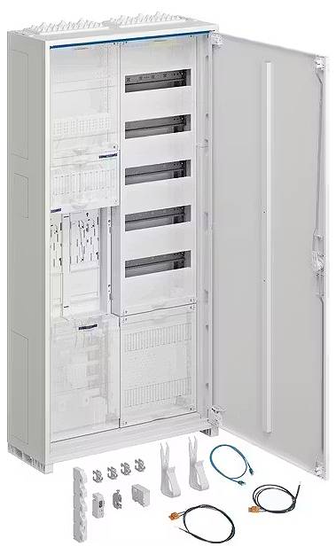 Ein geöffneter Schaltschrank mit mehreren Ebenen und Komponenten, inklusive Zubehör wie Kabel und Klemmen, auf dem Boden gezeigt.