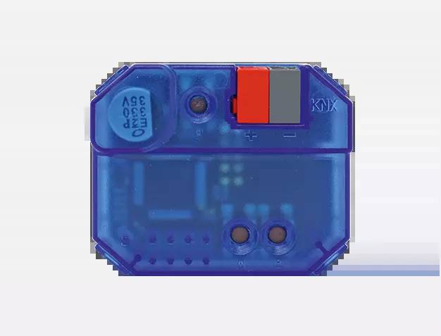Ein blaues KNX-Gerät mit zwei Anschlüssen und einem roten Schalter.