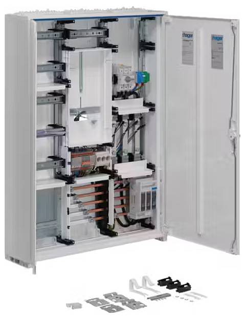 Ein geöffneter Schaltschrank mit sichtbaren elektrischen Komponenten, Kabeln und Sicherungselementen. Zubehörteile liegen unten.