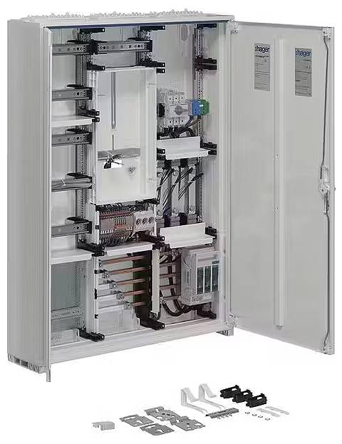 Ein geöffneter Schaltschrank, der elektrische Komponenten und Kabel ordnet. Zubehörteile sind vor dem Schrank aufgestellt.
