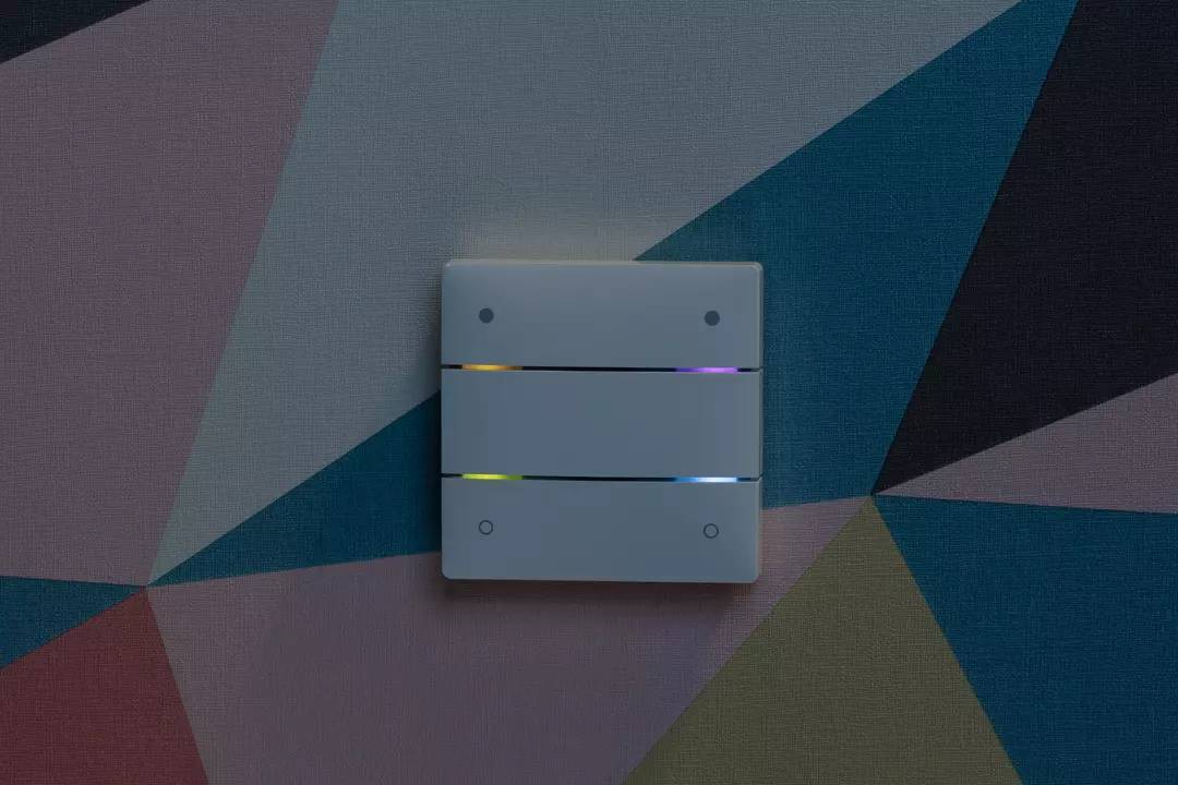 Lichtschalter mit modernem Design auf bunter geometrischer Tapete.