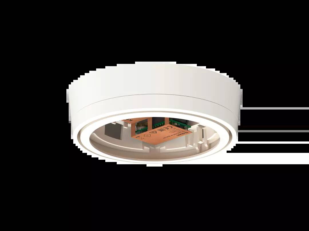 Ein weißer Rauchmelder mit sichtbarer Elektronik innen, montiert an einer Decke. Er dient der frühzeitigen Erkennung von Bränden.