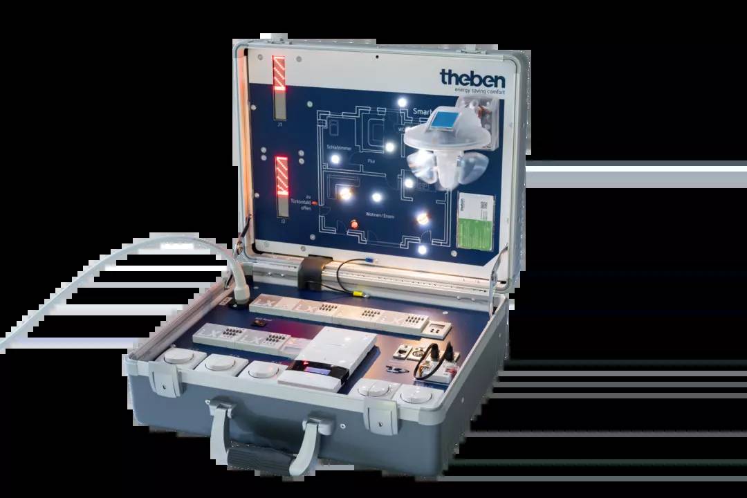 Geöffneter Koffer mit integrierter Smart-Home-Steuerung; zeigt Schaltplan, diverse Kabelanschlüsse und Steuergeräte.