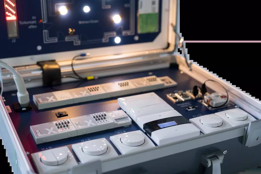 Nahaufnahme eines elektrischen Schaltkastens mit mehreren Steckplätzen, Schaltern und Kontrollleuchten, zeigt technische Details.