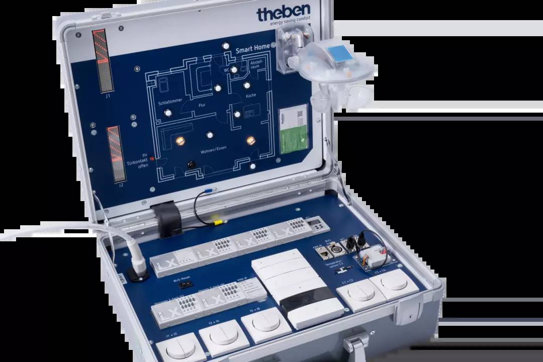 'Smart Home' System in einem offenen Koffer mit verschiedenen Schalt- und Steuerungselementen zur Hausautomatisierung.