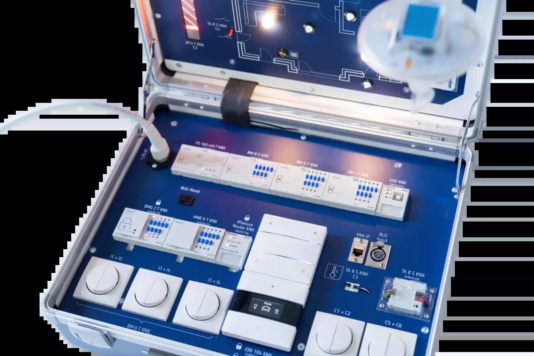 Ein elektrisches Prüfgerät in einem offenen Koffer zeigt Schalter, Kabel und Kontrollleuchten zur Inspektion und Diagnose technischer Systeme.