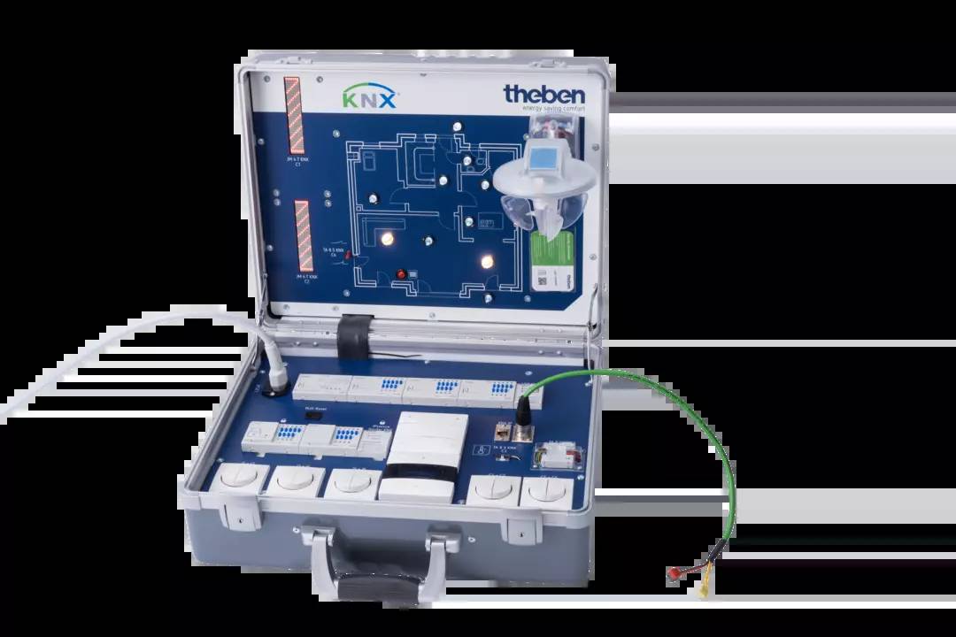 Ein offener Koffer zeigt ein elektrisches Demonstrationskit für KNX-Systeme mit Schaltern, Sensoren und einer schematischen Schaltplananzeige.