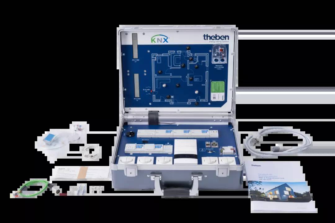 Ein geöffneter Koffer mit KNX-Schulungsset von Theben, enthalten sind diverse Module und Kabel für Gebäudeautomatisierungstraining.