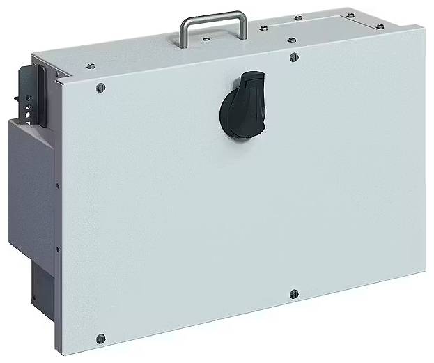 Metallkasten mit Griff und schwarzem Drehknopf, montiert auf einer elektrischen Schalttafel.