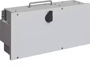 Graues Metallgehäuse mit Griff und schwarzem Knopf auf der Vorderseite, möglicherweise Teil eines technischen oder elektrischen Geräts.