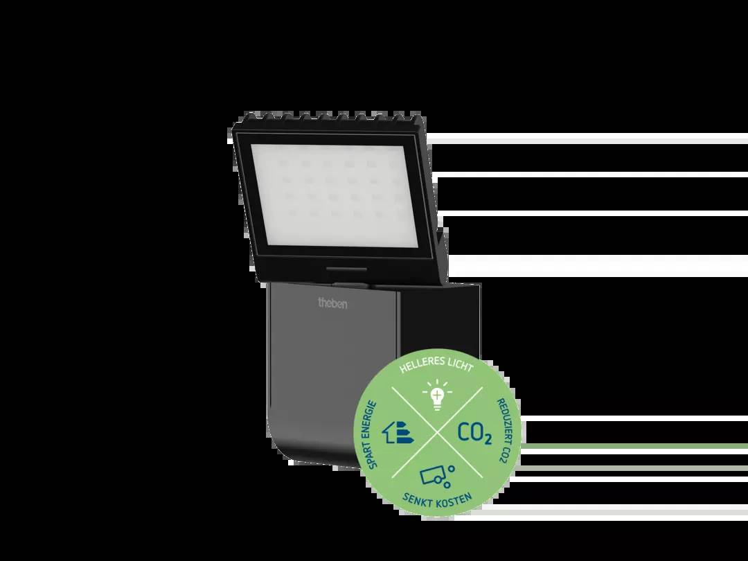 LED-Strahler mit Sensor. Grüne Plakette zeigt Vorteile: 'Spart Energie', 'Senkt Kosten', 'Helleres Licht', 'Reduziert CO2'.