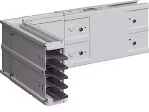 Ein grauer metallischer Lüftungskanal mit rechteckigem Querschnitt und mehreren horizontalen Lamellen auf der Vorderseite.