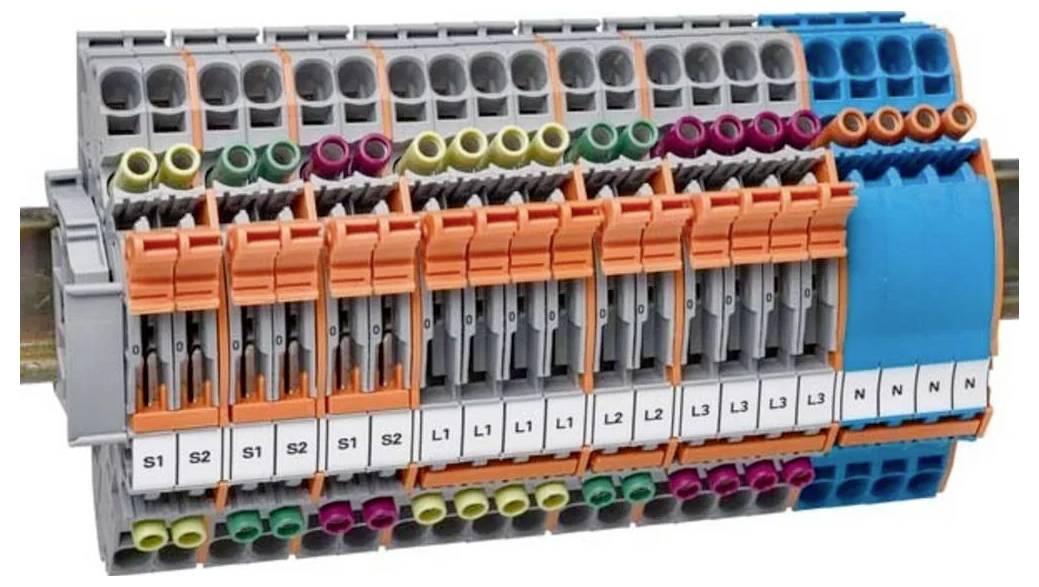 Klemmenblock für elektrische Verbindungen mit farblich markierten Anschlusspunkten.
