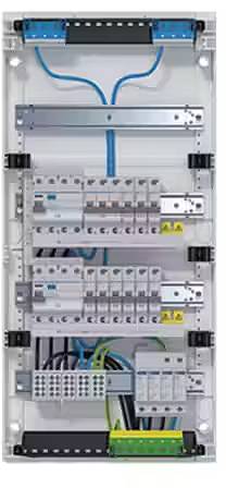 Ein geöffneter Schaltschrank mit mehreren Kabeln und elektrischen Komponenten, die in Reihen angeordnet sind.