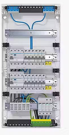 Ein geöffneter Schaltschrank mit mehreren elektrischen Sicherungen und Kabelverbindungen, der innere Aufbau ist detailliert sichtbar.