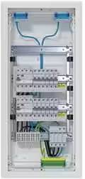 Ein geöffneter Schaltschrank mit mehreren Sicherungsautomaten, Kabeln und einem Hauptschalter. Kabel sind oben und unten angeschlossen.