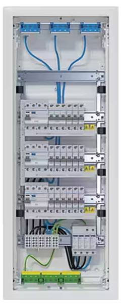 Ein geöffneter Schaltschrank zeigt eine Anordnung von Schaltkreisen und Verkabelungen zur Steuerung und Verteilung elektrischer Energie.
