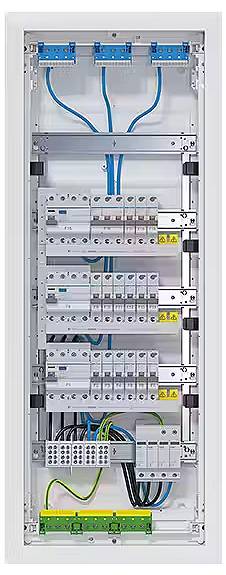 Elektroschaltkasten mit mehreren blauen und grünen Kabeln; verschiedene Schalter und Anschlüsse für die Stromverteilung sichtbar.
