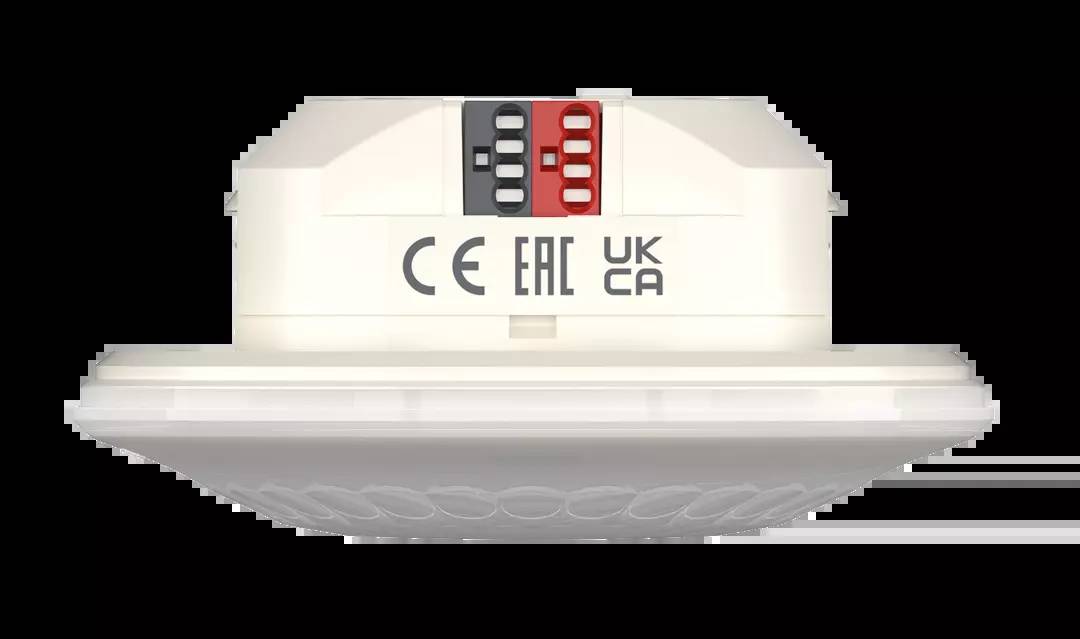 Ein runder Deckenlautsprecher mit weißen und roten Anschlüssen. Zertifizierungszeichen 'CE', 'EAC', 'UK CA' sind sichtbar.