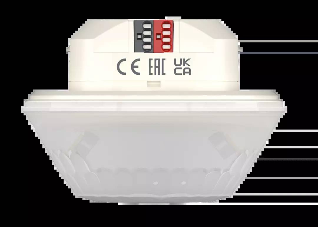 Ein Deckenlicht mit weißen Schutzkappe, mit CE-, EAC- und UKCA-Zertifizierungen auf der Oberseite, zeigt Schalter für Einstellungen.