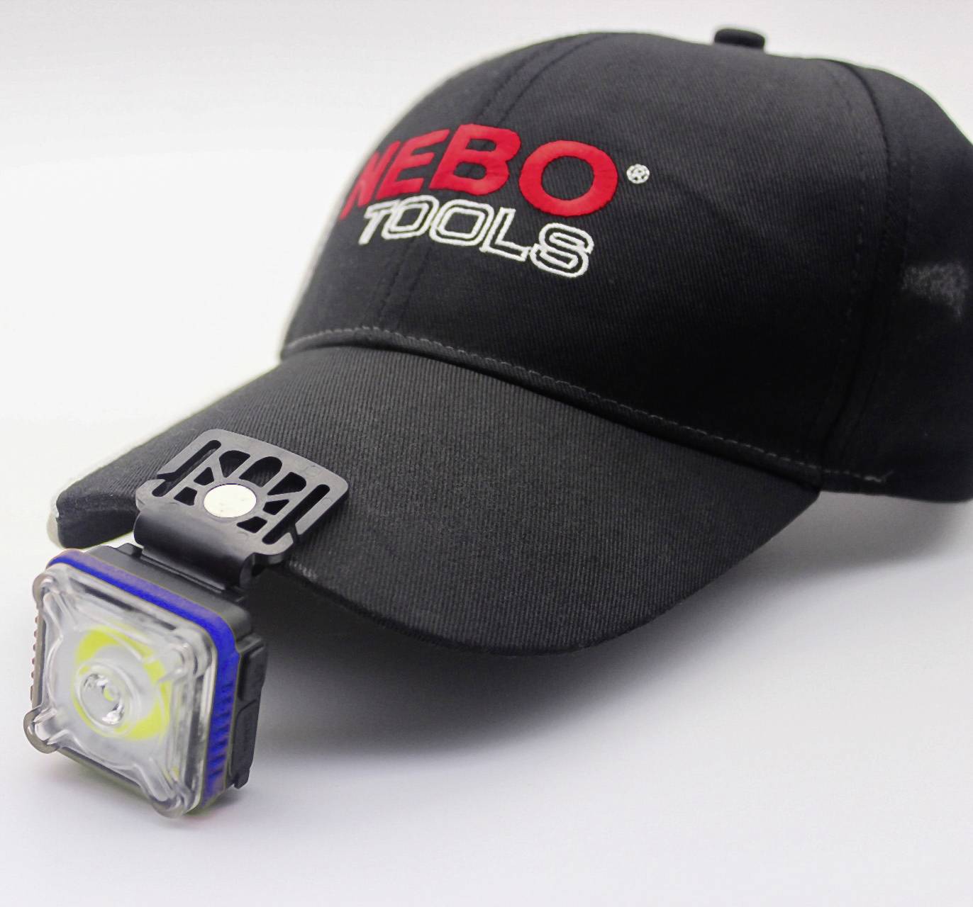 Eine schwarze Kappe mit dem Aufdruck 'NEBO TOOLS' und einer kleinen, angebrachten LED-Lampe an der Seite.