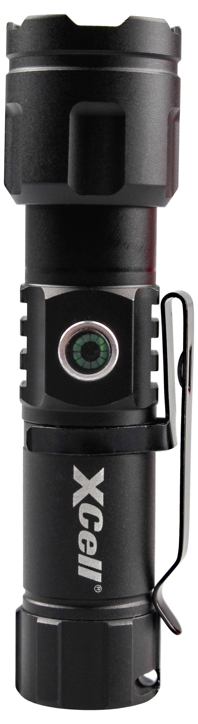 Eine schwarze Taschenlampe der Marke XCell mit Clip und grünem Knopf in der Mitte.