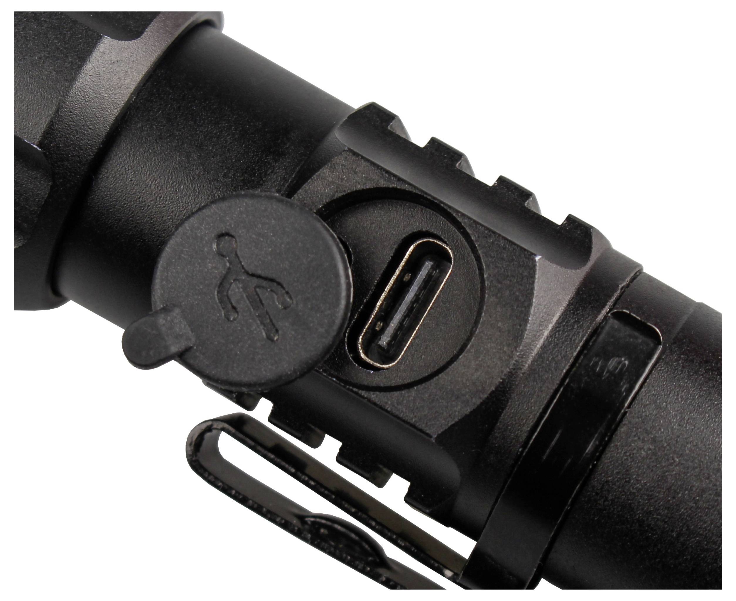 Der USB-C-Anschluss an einer schwarzen Taschenlampe wird von einer Gummiabdeckung mit einem USB-Symbol geschützt.