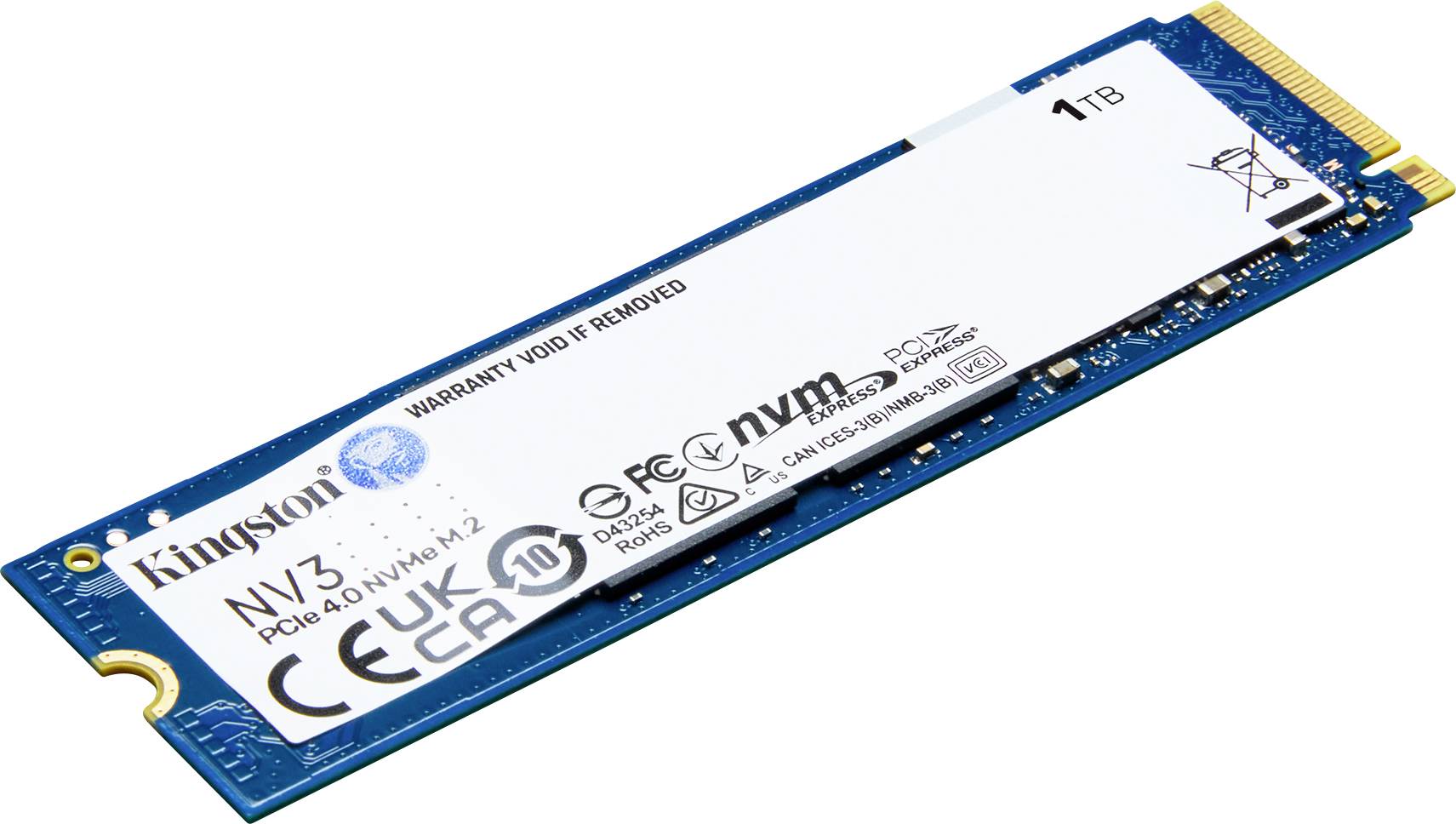 Eine Kingston NV3 NVMe-SSD mit 1 TB Kapazität. Die blaue Leiterplatte ist sichtbar, zusammen mit Labels zu verschiedenen technischen Spezifikationen.