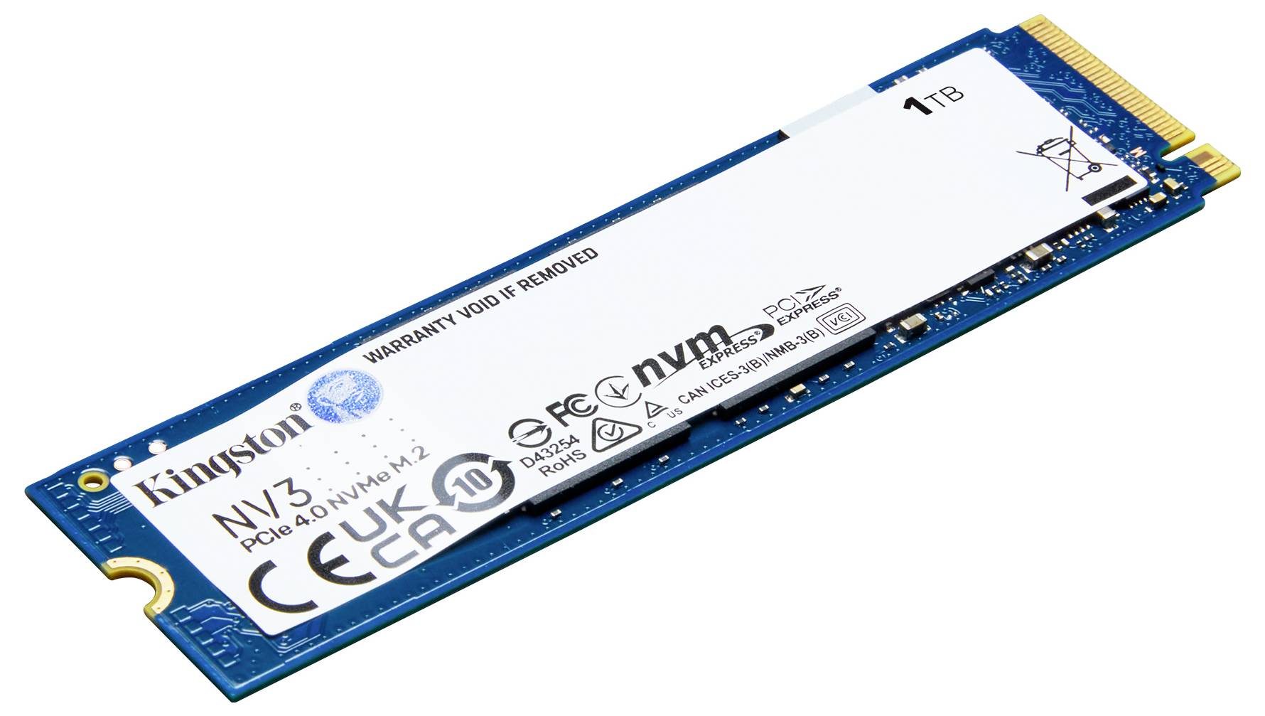 Eine Kingston NV1 1TB NVMe M.2 SSD, zeigt Produktlabels und technische Informationen.