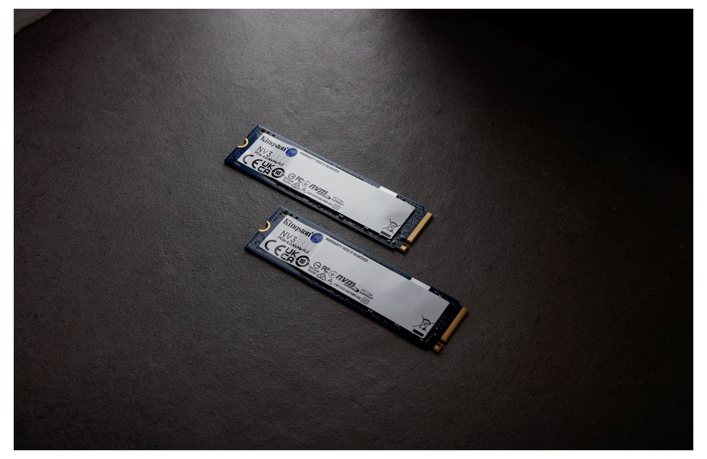 Zwei M.2-SSDs liegen nebeneinander auf einem dunklen Untergrund, zeigen ihre Anschlüsse und Kapazitätsinformationen an.