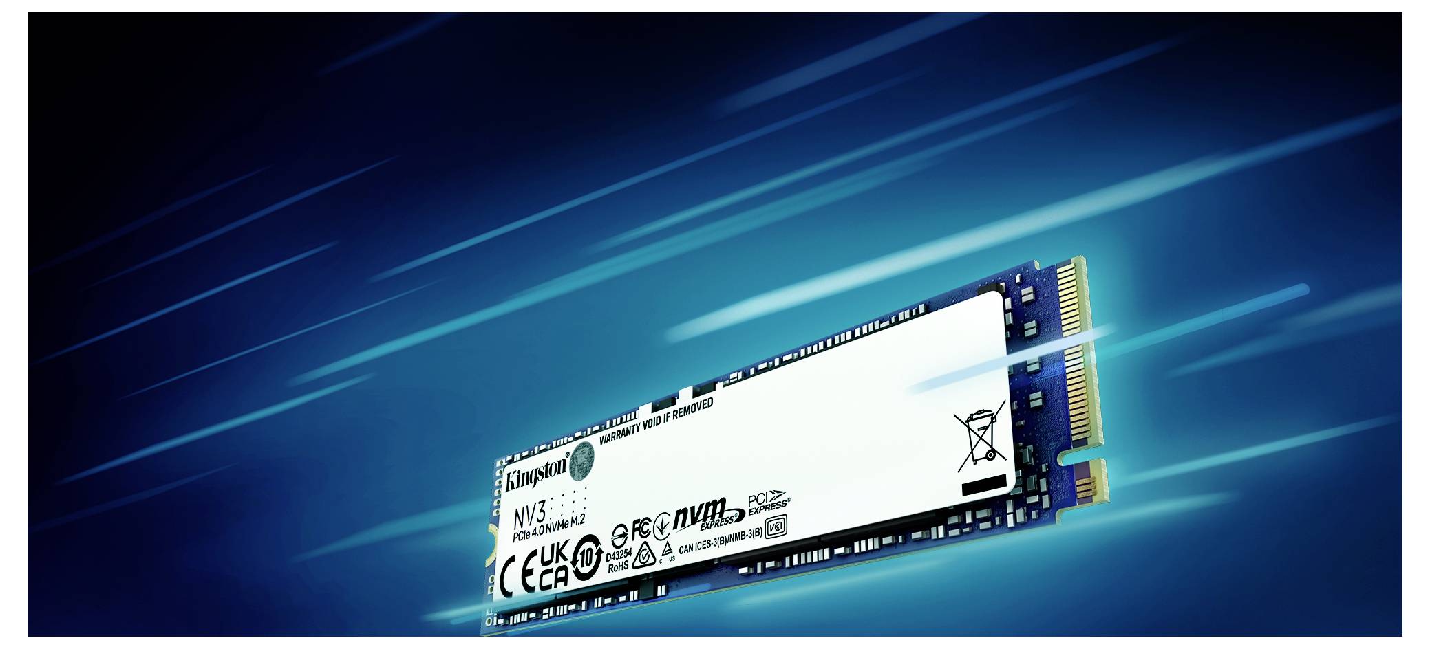 Ein M.2 NVMe SSD-Modul, das schräg von links nach rechts angezeigt wird, vor einem blauen Hintergrund mit Linien, die Geschwindigkeit andeuten.