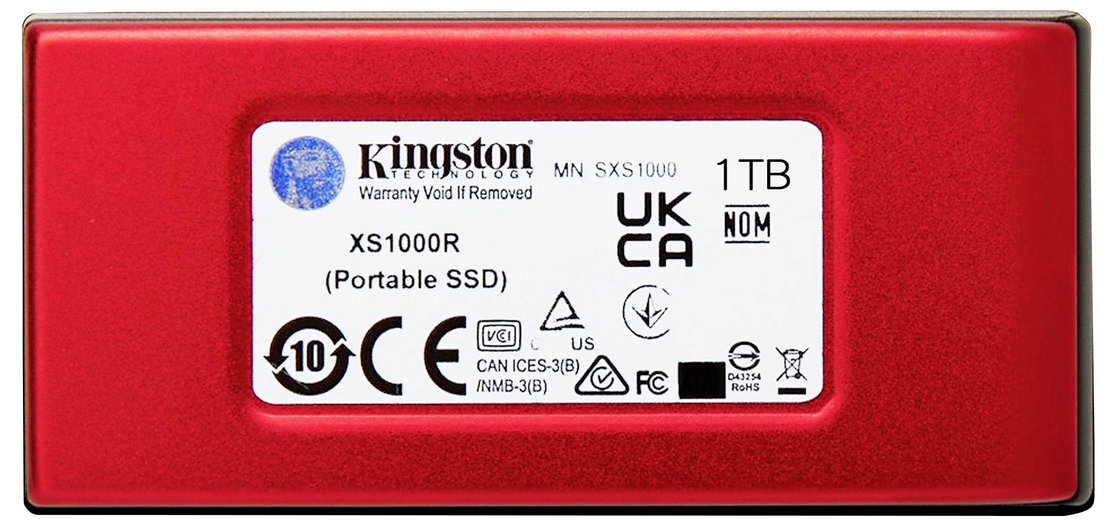 Rote Kingston XS1000R tragbare SSD, 1 TB Kapazität. Produktetikett mit technischen Zertifizierungen und Warnhinweis.