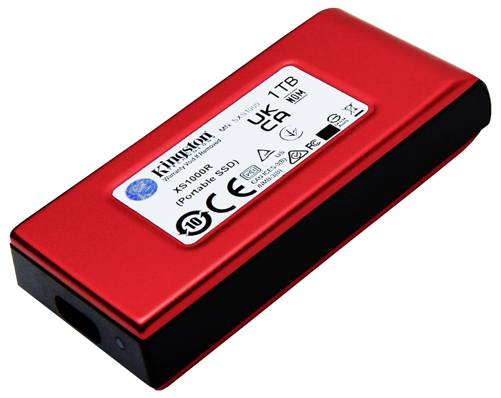 Eine rote, portable SSD mit der Aufschrift 'Kingston 1 TB', geeignet für schnelle Datenspeicherung und Übertragung, liegt auf einer Oberfläche.