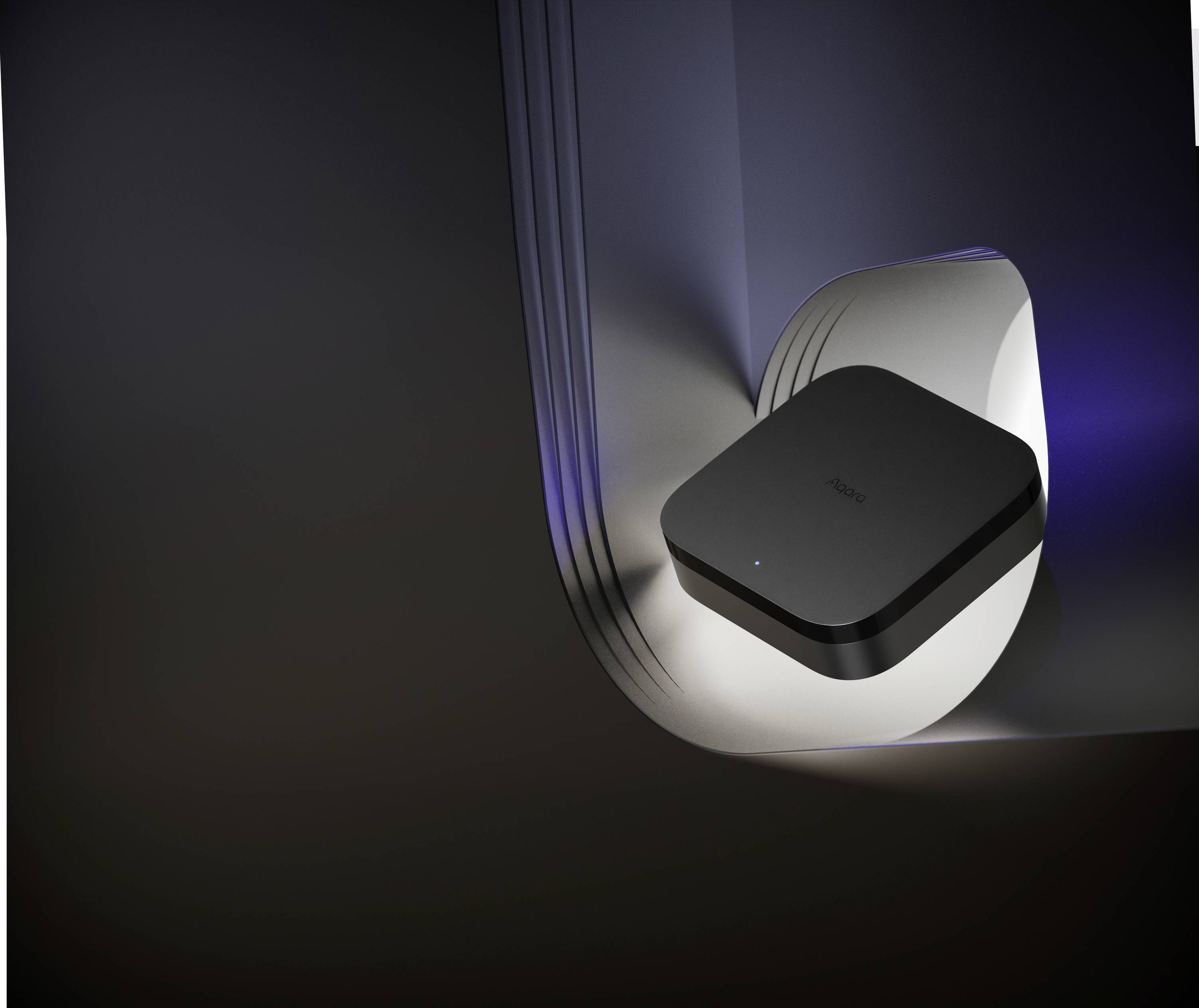 Ein schwarzes, rechteckiges Gerät in einem futuristischen, geschwungenen Gehäuse, beleuchtet mit blauen Akzenten.