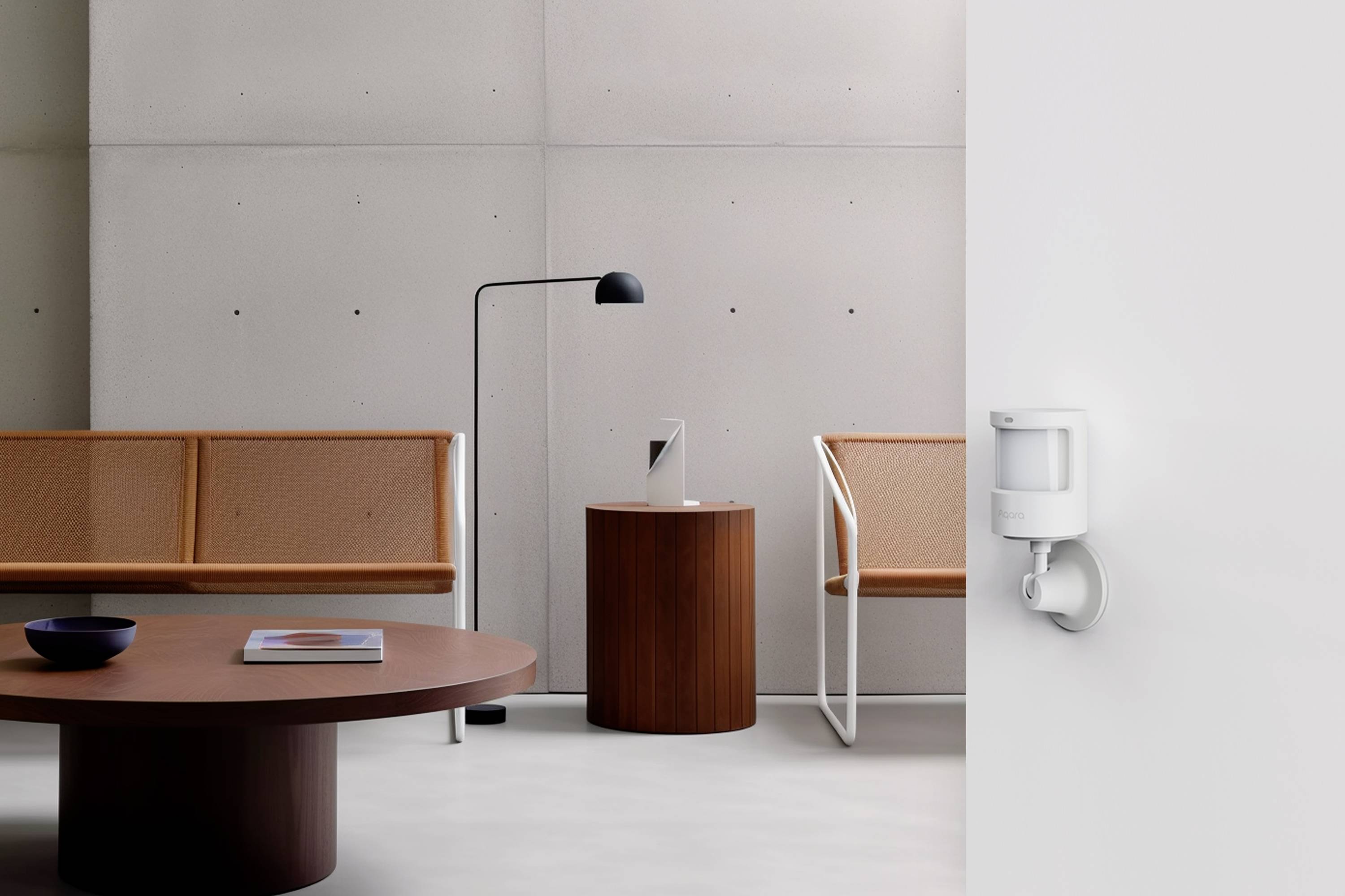 Moderner Warteraum mit minimalistischer Einrichtung: Holztisch, Sitzbänke, Stehlampe und ein Bewegungsmelder an der Wand.