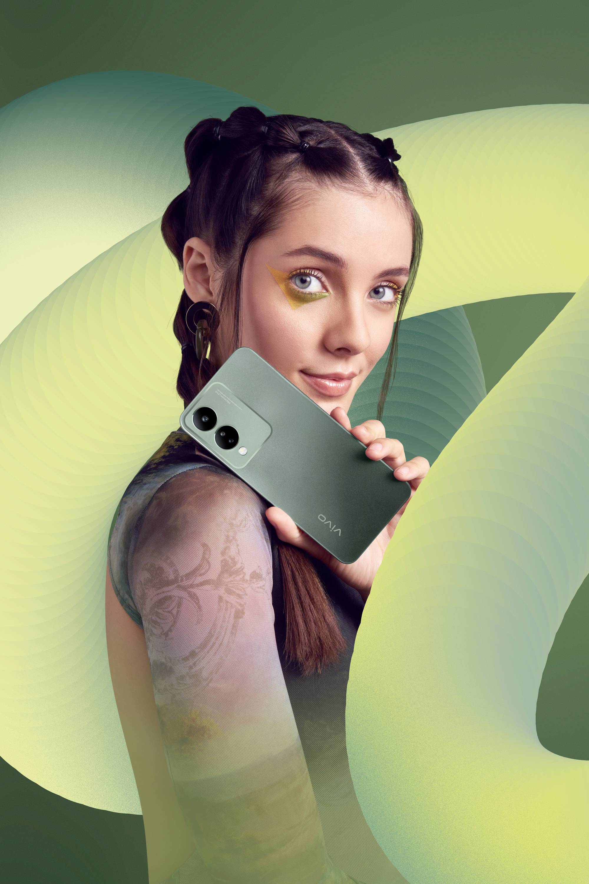 Eine Frau mit geflochtenem Haar hält ein Smartphone in der Hand vor einem abstrakten, farbenfrohen Hintergrund.