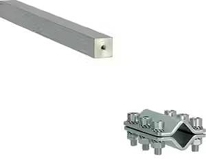 Ein quadratisches Metallrohr und eine Metallklemme mit Schrauben, nebeneinander dargestellt auf weißem Hintergrund.