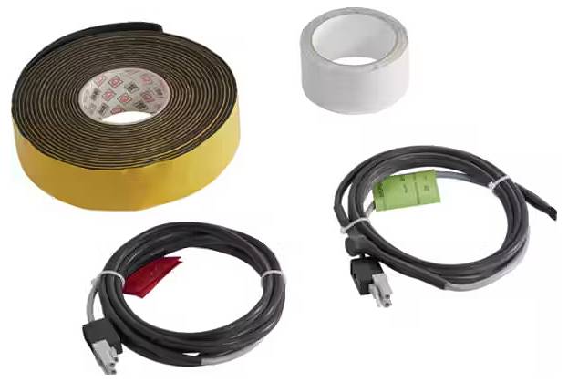 Verschiedene elektrische Kabel und Klebebänder auf weißem Hintergrund, darunter gelbes Klebeband und zwei graue Kabel mit Steckern.