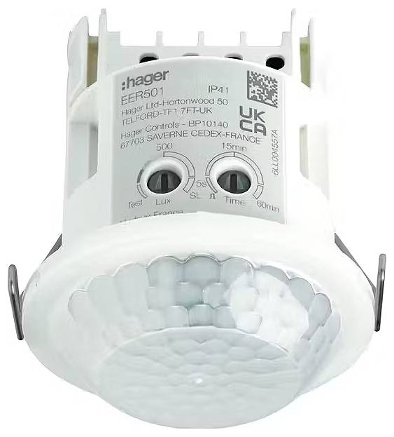 Ein weißer Bewegungsmelder der Marke Hager, Modell EER501, mit zwei einstellbaren Reglern für Lichtstärke und Dauer sowie technischen Details aufgedruckt.