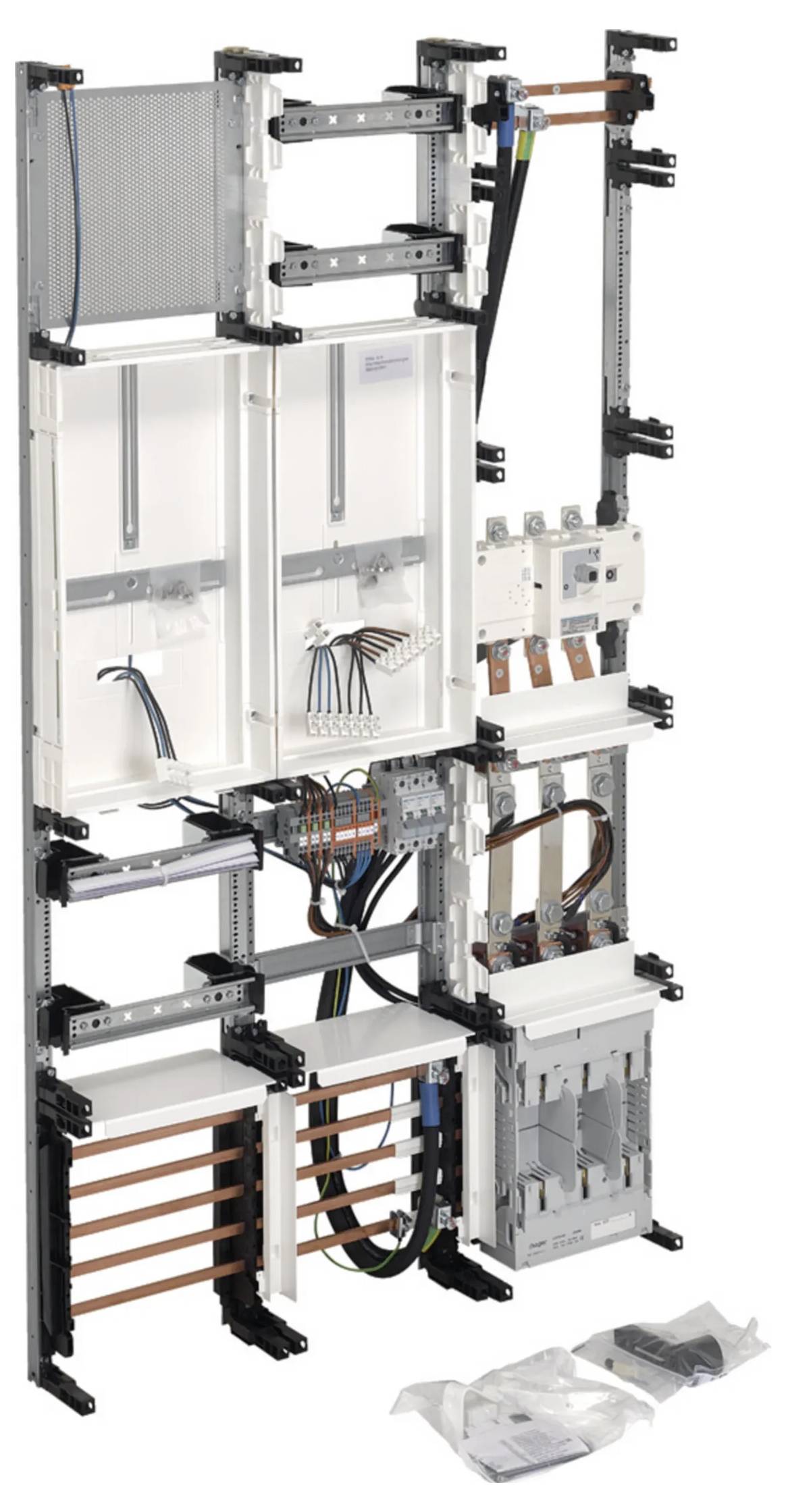Ein technisches Schaltschrankmodul mit mehreren Einheiten, Kabeln und Anschlüssen, das für die Installation in einem Gebäudesystem vorbereitet ist.