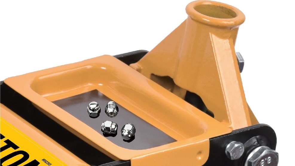 Nahaufnahme eines gelben hydraulischen Wagenheber mit vier Metallmuttern, die auf einer flachen Oberfläche ruhen.