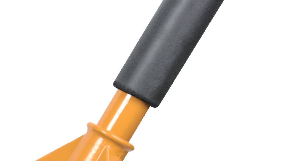 Nahaufnahme eines orangefarbenen Stabes mit einem schwarzen Griff auf weißem Hintergrund; Teil eines Werkzeugs oder Geräts.